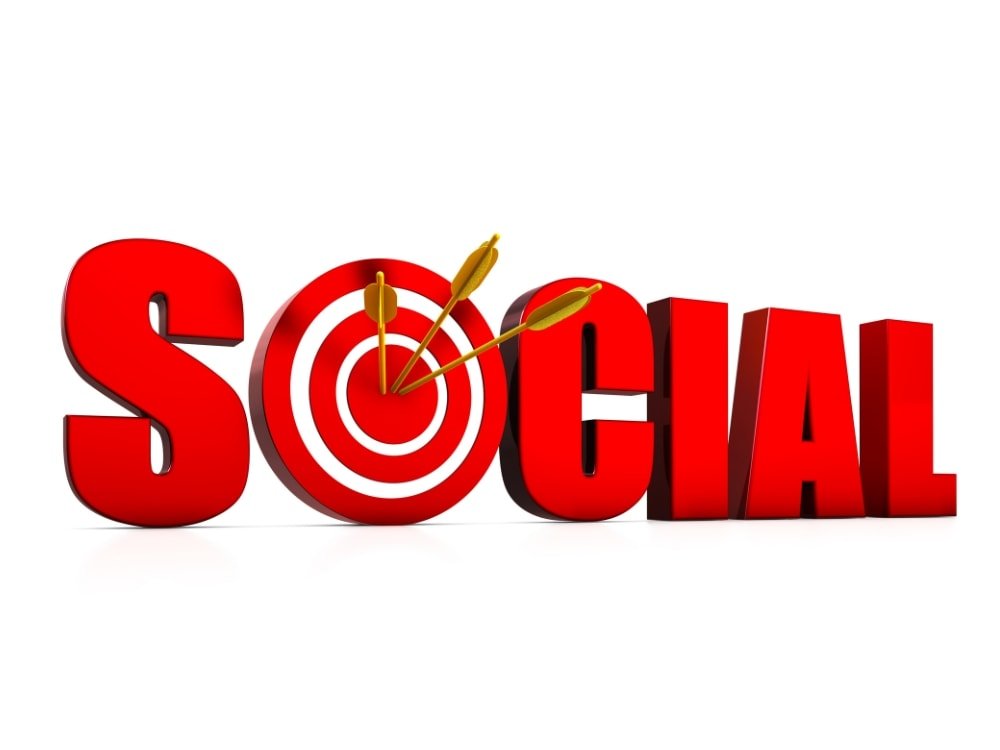 Das Wort "Social" in Druckbuchstaben mit einem O als Zielscheibe und drei Pfeilen, die Zielgruppentargeting im Social Media Marketing symbolisieren.